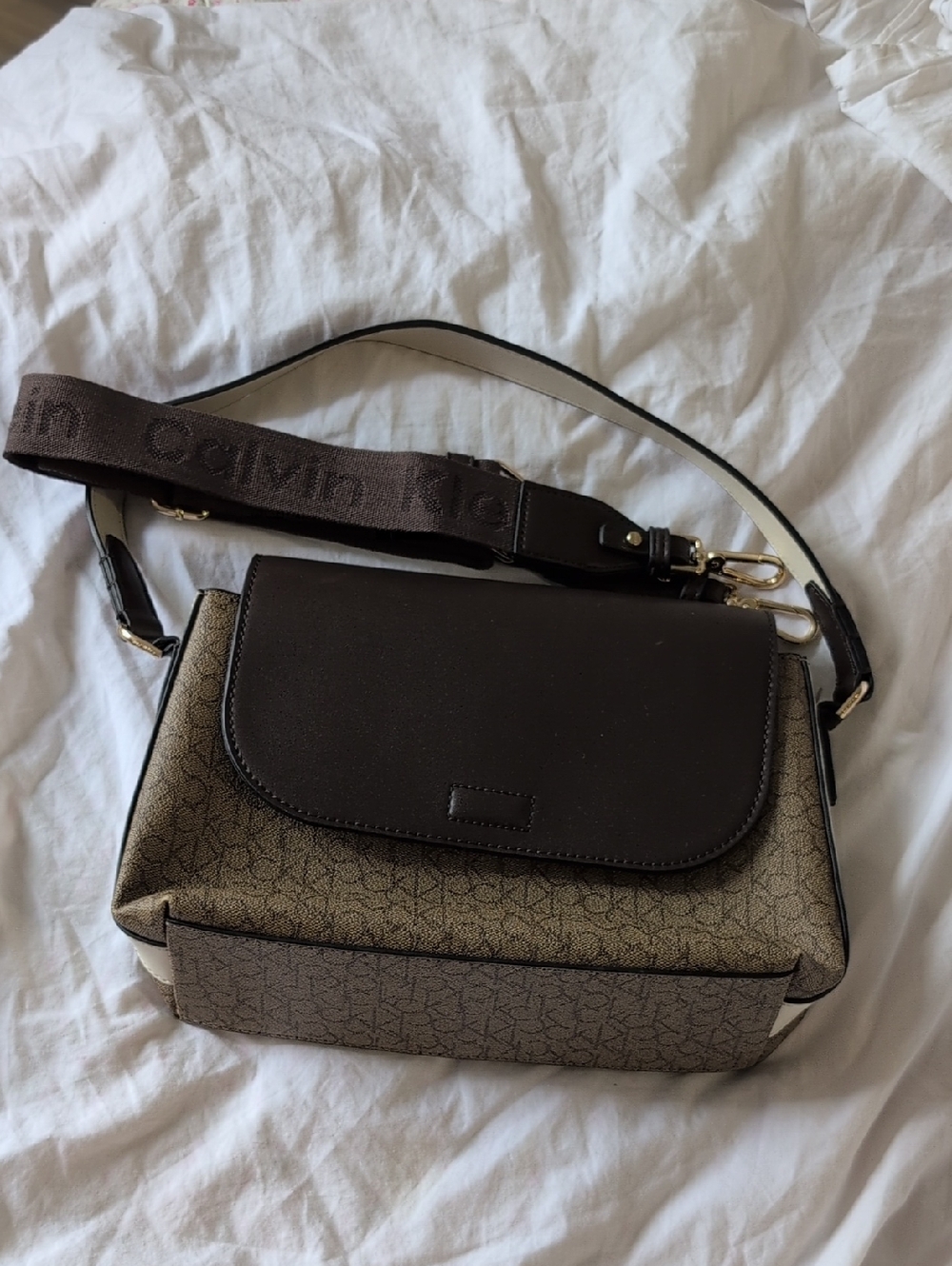 Like new nwot brown 🤎 cream 🍦 and tan Calvin Klein monogram bg with strap